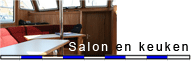 beeld van de salon en keuken van de boot